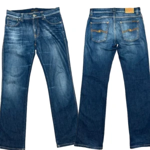 Nudie Jeans Slim Jim - Klassiska Slim Jim i riktigt fint skick. Mjuk denim, snygg passform och bara lätt använda. W32L32 Skick: 9/10 Pris kan diskuteras 📦 Skickas eller möts upp