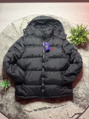 Polo Ralph Lauren - Polo Ralph Laurent jacka   - Storlek: M📏   - Skick: 10/10♻️    - Pris: 1300kr💵    - Färg:  Svart  - Frakt: Fraktas samma dag, anländer till ditt hus inom 3-4 dagar🚚    Tveka inte att skriva vid minsta fråga!💭 Jackan kombinerar även vattentät💧och vindtät💨 material 