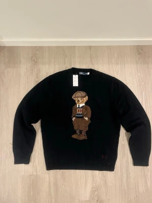 Ralph Lauren polo bear sweater - Skick: 8/10 (mycket bra) Färg: Navy/Svart Storlek: M Defekter: Nej  Märke: Polo bear Vid fler frågor är det bara att höra av sig:) Fraktas inom 24h🚚📦