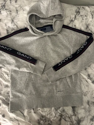 GANT  hoodie storlek 16 Years  - Hoodie från GANT, inga hål eller fel. Storlek 16 years 