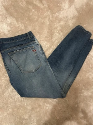 Straight fit Diesel jeans  - Säljer ett par tvär feta jeans från Diesel med slitningar, jeansen är i topp skick, nypris på dessa jeans ligger på omkring 3000 kr medans mitt pris är endast 699, hör av dig vid ytterligare frågor🤝 