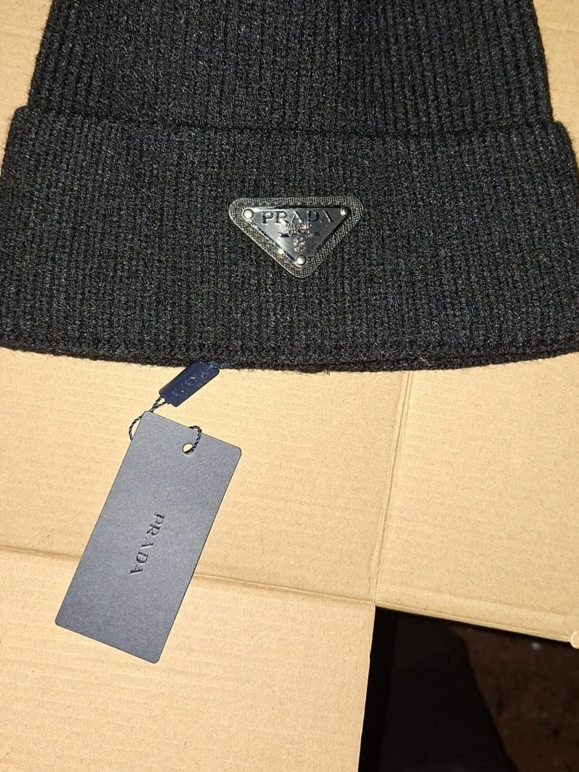 Svart stickad mössa från Prada