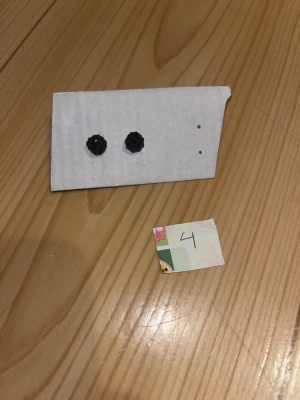 Korvakorut - Mustat pallo korvakorut. Puhdistettu ja desinfioitu käytön jälkeen. Eläintalous MMM, lisätietoja saa kysymällä Katsothan myös muut ilmoitukseni Tarjoa 