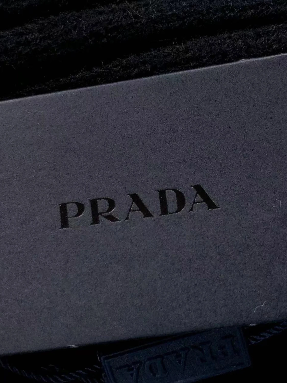 Svart ribbad mössa från Prada - 3