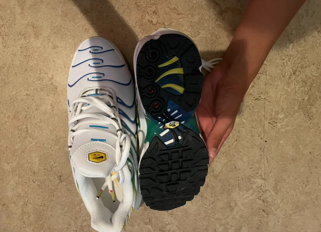 Nike Air Max Plus vita med färgdetaljer - 1