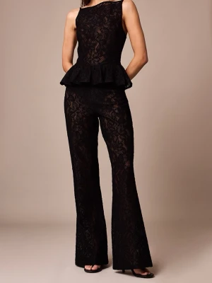 Svarta spetsbyxor med bootcut - Spetsbyxor från Pretty Little Things. Oanvända med lappen kvar. Storlek 6 (34). Nypris 480kr