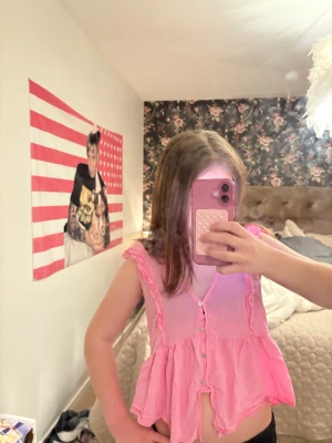 Rosa blus från Lindex  - En söt rosa blus från Lindex i stl s, använd fåtal gånger och är i fint skick. Men då den inte är min stil längre så säljer jag den, kontakta vid frågor och fler bilder!!