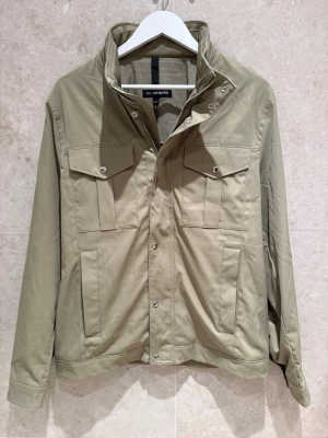 J.Lindeberg Bailey Poly Jacket ( Field Jacket ) 4/8 - J.Lindeberg Bailey Poly Jacket ( Field Jacket) Storlek L Helt ny i obruten plastförpackning! Denna annons representerar 1 jacka och mitt pris per jacka är 999 kr,  Tveka inte på att fråga om du undrar något,  komma med pris förslag eller intresserad att köpa flera jackor !