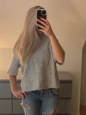 grå stickad - så snygg grå stickad tröja med korta ärmar 😇😇storlek L men sitter som en M, ny utan prislapp