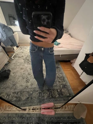 Lågmidjade jeans från mango - Snygga blå jeans med breda ben och coola nitar vid fickorna. Klassisk femficksmodell i jeansmaterial, perfekt för dig som gillar en avslappnad och trendig stil. Passar till sneakers eller boots och ger en chill vibe. De är storlek 164cm