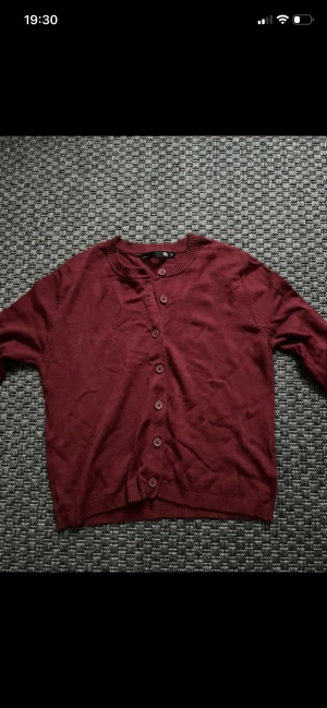 Vinröd kofta  - Säljer en vinröd kofta. 🥰Koftan har knappar hela vägen. Enkel och funkar till många olika outfits.😇den är M men sitter som S.