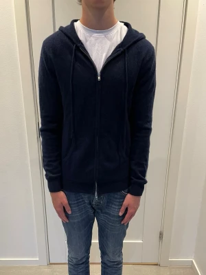 John Henric Kashmir Zip-hoodie  - Säljer nu denna John Henric Kashmir Zip-hoodie i storlek xs som är i nästintill nyskick, skriv för fler bilder/frågor🙌🏼