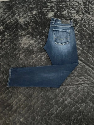Replay Anbass Hyperflex Jeans - Tja! Säljer nu dessa sjukt feta Replay Jeansen! Toppskick (9/10) utan några defekter. Storlek 33/34, Fits=32/32, fråga om mått vid osäkerhet! Hör av dig vid minsta fråga eller fundering!🌟