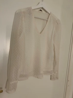 Vit blus - Superfin vit blus från only! Jättefint skick, passar perfekt till en skoldag eller kväll ute😍