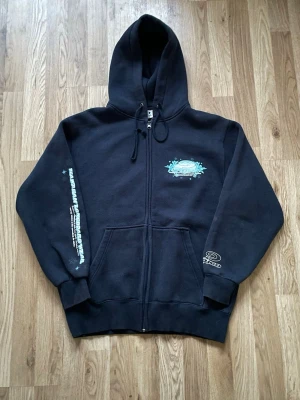 Piko Zip Hoodie 🌺 - Piko Hawaiian Longboard Wear Zip hoodie. Tung och bra kvalitet med överfet print från japanska märket Piko. Skriv om fler bilder eller mått önskas. Passar en oversize S mer än M.