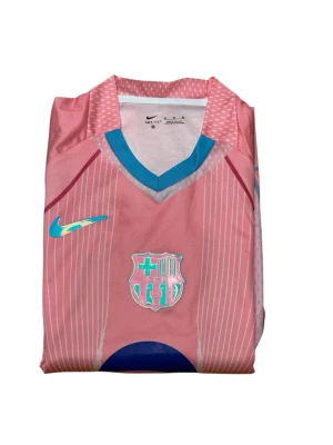 Barca- fotboll tröja  - Säljer nu en riktigt fet T-shirt i färgen rosa med texten lamine Jamal Nr 10 
