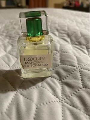 Mancera Red Tobacco parfym - Upptäck Mancera Red Tobacco – en parfym som sticker ut med sin unika stil. Perfekt för dig som vill ha något annorlunda och vågar testa nytt. Flaskan är smidig att ta med och passar dig som gillar att vara trendig. Copy! 