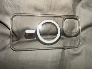 iPhone 15 pro max skal - Hej, säljer detta genomskinliga Apple skal det är rätt så använt så det är lite repigt och har en liten spricka i ena hörnet ner till men funkar och ser fint ut ändå💕