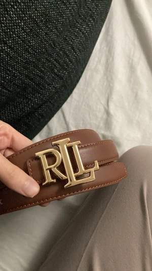 Brun skärp - Bältet tillhör INTE ett märke, Snyggt brunt skärp med guldigt spänne Perfekt accessoar för att lyfta din outfit med en lyxig touch. 110cm