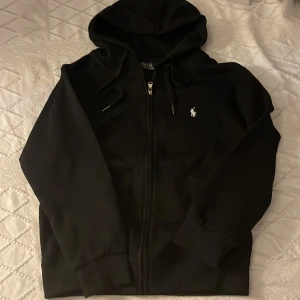 RalpLauren hel zip  - Säljer min helt oanvända tröja pågrund av att den satt liten på mig! Hör av dig vid frågor eller funderingar!