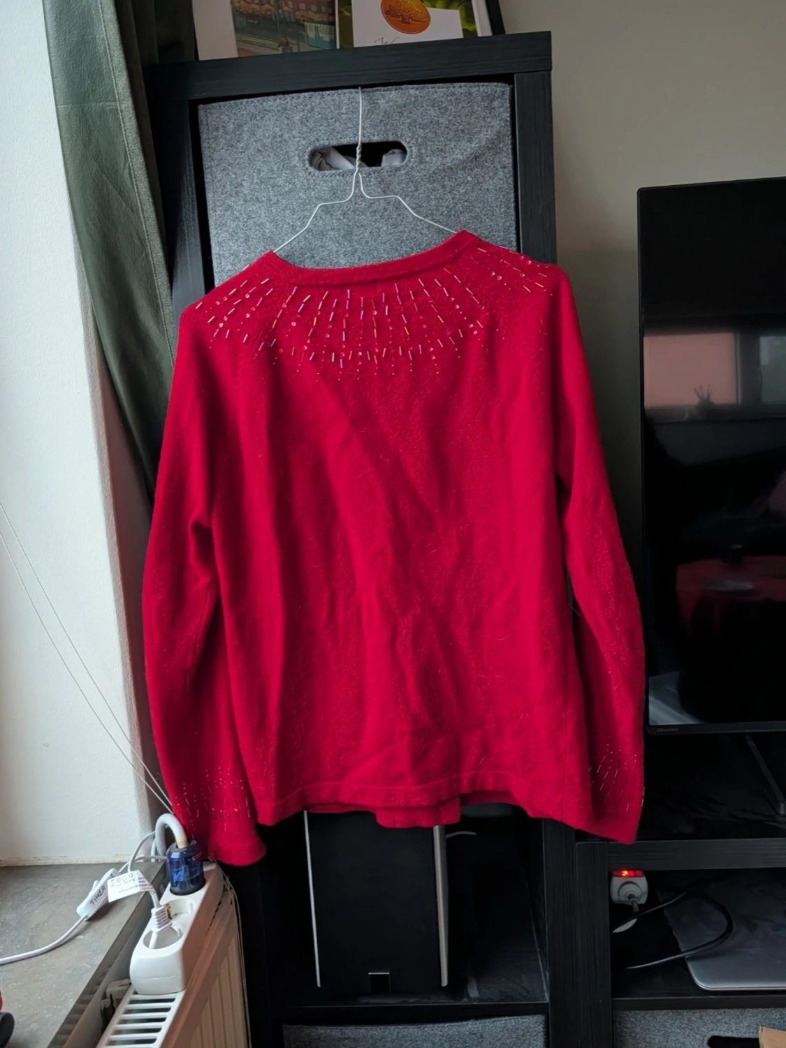 Röd kofta med pärlor från Exlindexlind - 1