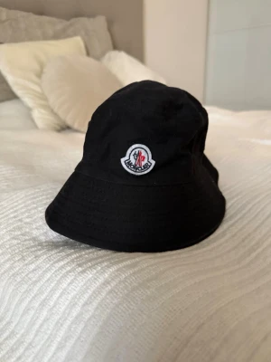 Svart Moncler bucket hat - Snygg svart bucket hat.