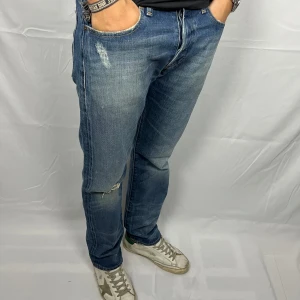 Jeans från Denim and Supply   - Storlek: 33/32 - Modell: Slim - Skicket på jeansen är väldigt bra utan defekter - Vårat pris: 799kr - Nypris: 2499kr - Modellen är 185cm och väger 78kg🌊🍾