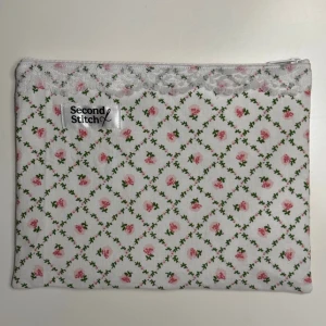 En handgjord necessär av second hand tyger - En handgjord necessär utav second hand tyger. Unik, hållbar och perfekt för att samla alla dina vardagsfavoriter i väskan. Fodrad och stängs med dragkedja. Endast ett unikt exemplar.                  Instagram: secondstitch.bymatilda 💕