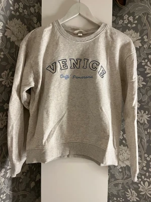 Sweatshirt - Ljusgrå sweatshirt med tryck