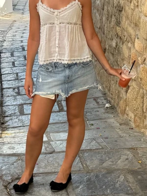 Mini jeanskjol - Väldigt kort miniskirt från Weekday. Endast använd 2 gånger! Den har inga defekter. Säljer pga fel storlek. Nypris 560kr.  Storlek 38