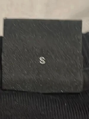 Svart långärmad t-shirt från Hugo Boss - Svart långärmad t-shirt från Hugo Boss med klassisk rund hals och diskret BOSS-logga på bröstet. Materialet känns mjukt och bekvämt, perfekt för en chill och stilren look. Passar dig som gillar enkla och snygga plagg med premiumkänsla.