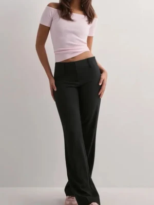Super Low Waist Flare Suit Pant - Snygga svarta kostymbyxor med breda ben och midwaist passform. Helt slutsålda!!