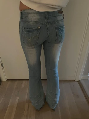 Ljusblå bootcut jeans med låg midja - Säljer eftersom att dom inte kommer till användning💓