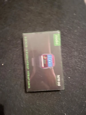 Modio HW06 Smart Watch - Modio HW06 Smart Watch, ny i förpackning. 1,75-tums färgskärm, flera urtavlor och funktioner för hälsa och aktivitet. Levereras med två armband och strap lock. Perfekt för dig som vill ha koll på träning och notiser direkt på handleden.