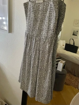 Fin barnklänning - Säljer denna fina barnklänning i svart och vit med mönster. Står ingen stl på den. Den kommer ifrån Designers, Remix.