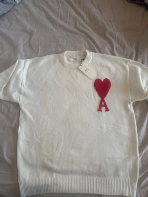 Ami Paris tröja - Säljer nu en skitsnygg ami Paris tröja i nyskick. Tagsen är kvar och finns inga defekter. 