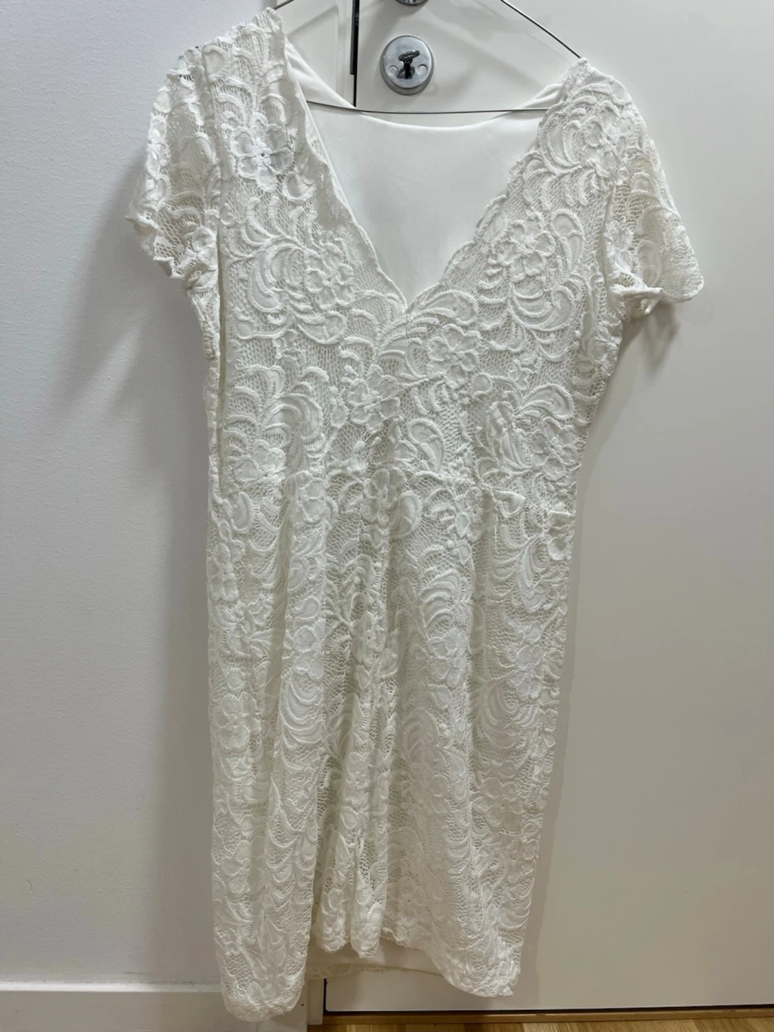 Vit spetsklänning med v-ringning - 1