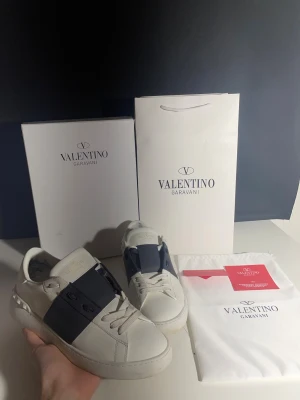 Valetino opens  - Säljer dessa snygga navy opens | Det är storlek 43 och i mycket bra skick | Dustbag, box och påse medföljer vid köp | Enda defekten syns på sista bilden (vid hälarna) men inget som märks vid användning🤗