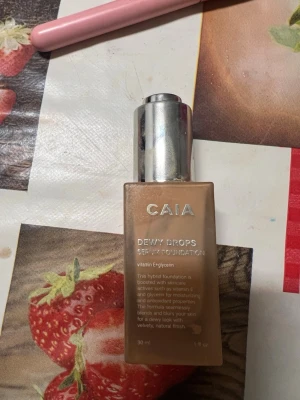 CAIA Dewy Drops Serum Foundation 30C - Foundation från CAIA i nyansen 30C, Dewy Drops Serum Foundation. Kommer i en snygg fyrkantig glasflaska med silvrig pump. Innehåller vitamin E och glycerin för återfuktning och en naturlig, fräsch finish. Perfekt för dig som vill ha glow och jämn hudton. 