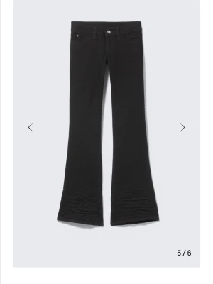 Svarta bootcut jeans från Cheap Monday💞 - Jättetrendig och snygga lågmidjade och bootcut jeans från weekday!!💞💞 Är i Storlek 27/30 i ett jättebra skick, säljer då jag råkade köpa 2🥰🥰❤️‍🔥