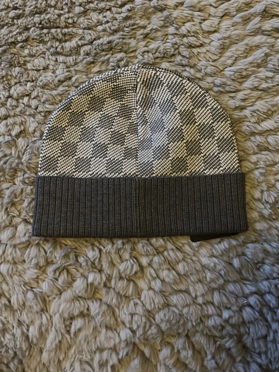 Louis vuttion mössa  - 1