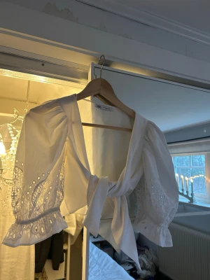 Vit Blus  - Säljer en superfin blus med volanger från Zara! 