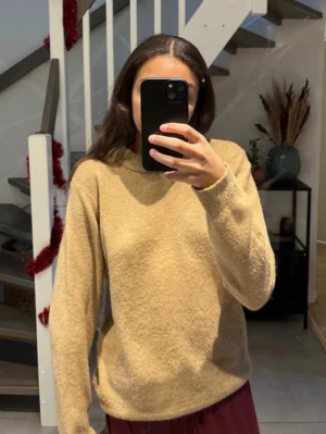 Beige stickad tröja med rund hals - Mysig beige stickad tröja❤️Den är M men passar för folk som är xs och s.