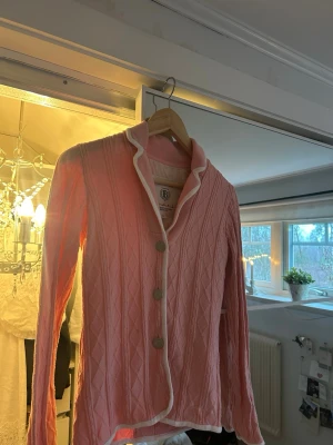 Rosa kofta med vita detaljer från Bondelid - Säljer en söt rosa kofta från Bondelid med vita kanter! 