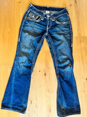 True religion jeans - True religion jeans, modell: joey super T. Storlek: 28/34 Innerbenslängd 80cm, midjemått 38cm