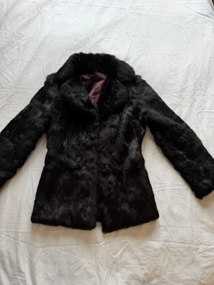 Äkta pälsjacka  - Äkta pälsjacka storlek uppskattas s/M figursydd men väldigt gammal luktar svett och gammalt och har defekt vid ärm och päls som fastnat på ena ärmen. 