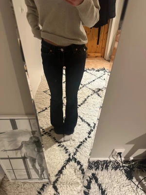 TrueReligion jeans - Kommer aldrig till användning men sitter bra och inga fel på dom. Använts fåtal gånger. Skriv om de är något mer ni vill veta