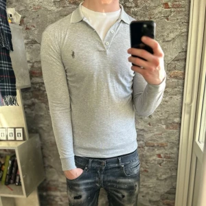 Ralph Lauren tröja - Mycket fint skick, inga defekter. Storlek XS passar dig som är mellan 165-175cm ungefär. Nypris ca 2500kr. Modellen är 185 cm, 79 kg. Skriv för mer information!🤝