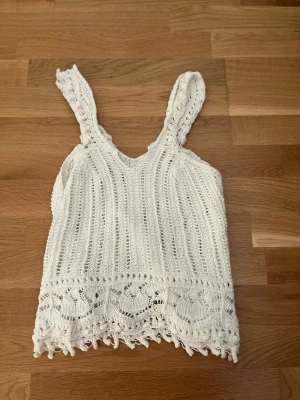 Vit virkad linnetopp från mango  - Säljer en vit virkad linnetopp från mango i storlek M men passar perfekt S. 