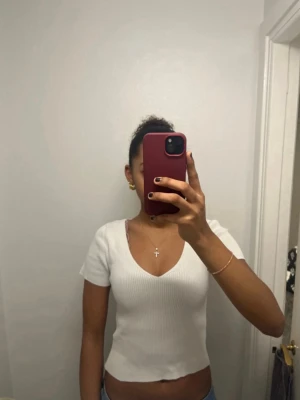 Vit ribbad croppad topp - Jätte fin vit topp💕 säljer då den inte kommer till användning längre 💕